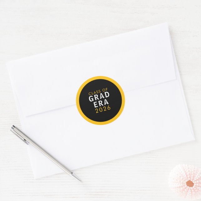 Adesivo de Graduado da Turma de 2026 Bold Black Go (Envelope)