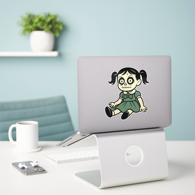 Adesivo de Menina Boneca de Halloween – Design Ass (Laptop na mesa)