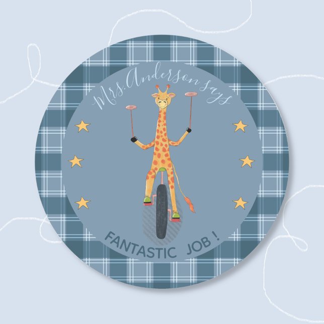 Adesivo de Recompensa Estudantil Girafa de Circo A (Circus cartoon giraffe blue round student reward sticker with teacher's name .)