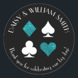 Adesivo de texto personalizado com tema Las Vegas<br><div class="desc">Brilho azul-verde falso e naipes de cartas brancas são circulados por texto personalizável,  tornando esses adesivos redondos perfeitos para todos os tipos de projetos e ocasiões. Use-os para etiquetar lembranças para convidados de casamento,  para fechar envelopes e muito mais.</div>