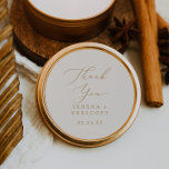 Adesivo Delicado Dourado e Creme Obrigado Favor do Casamen<br><div class="desc">Este delicado obrigado de ouro e creme que vocês viciados são perfeitos para uma recepção de casamento moderna. A design romântica minimalista apresenta uma magnífica e elegante tipografia amarela ouro champanhe num fundo de creme de marfim com um aspecto simples e limpo. Personalize as etiquetas do adesivo com seus nomes,...</div>