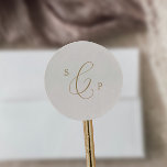 Adesivo Delicar Selo de Envelope de Casamento de Creme Mon<br><div class="desc">Estes frágeis selos de um monograma de ouro são perfeitos para um casamento moderno. A design romântica minimalista apresenta uma magnífica e elegante tipografia amarela ouro champanhe num fundo de creme de marfim com um aspecto simples e limpo. Personalize estes autocolantes com as iniciais da noiva e do noivo.</div>