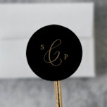 Adesivo Delicar Selo de Envelope de Casamento de Monograma<br><div class="desc">Estas delicadas juntas de ouro e monograma são perfeitas para um casamento moderno. A design romântica minimalista apresenta uma magnífica e elegante tipografia amarela ouro champanhe num fundo preto com um aspecto simples e limpo. Personalize estes autocolantes com as iniciais da noiva e do noivo.</div>