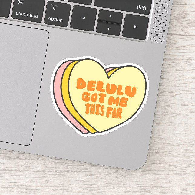Adesivo "Delulu Got Me This Far" Funny Aesthetic Design (Detalhe)