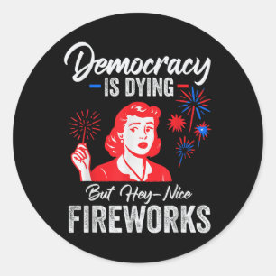 Adesivo Democracia Está Morrendo Mas Ei Fogos de Artifício