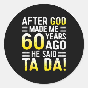 Adesivo Depois que Deus me fez há 60 anos Ele disse Ta Da