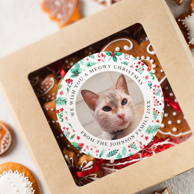 Adesivo Desejamos a você uma foto de gato de Natal mesquin (We Wish You a Meowy Christmas Cat Photo Classic Round Sticker)