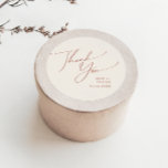 Adesivo Deserto Whimsic | Beige Obrigado Favor De Casament<br><div class="desc">Este deserto balbuciano obrigado bege, seu favor de casamento é perfeito para seu simples casamento robusto, beige ocidental e terracotta. A paleta neutra de cor do feto é a vintage a sudoeste com um toque moderno. A escrita é uma caligrafia manuscrita minimalista delicada, bastante elegante e romântica. O produto é...</div>