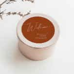 Adesivo Deserto Whimsic | Terracotta Wedding Welcome<br><div class="desc">Este deserto balbuciano | teracotta casamento bem-vindo, o clássico adesivo redondo é perfeito para o seu simples casamento rochoso ocidental beige e terracotta. A paleta neutra de cor do feto é a vintage a sudoeste com um toque moderno. A escrita é uma caligrafia manuscrita minimalista delicada, bastante elegante e romântica....</div>
