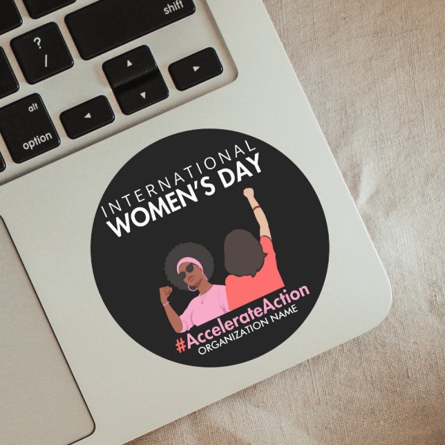 Adesivo Dia Internacional da Mulher 2025, Aceleração da Aç (Criador carregado)