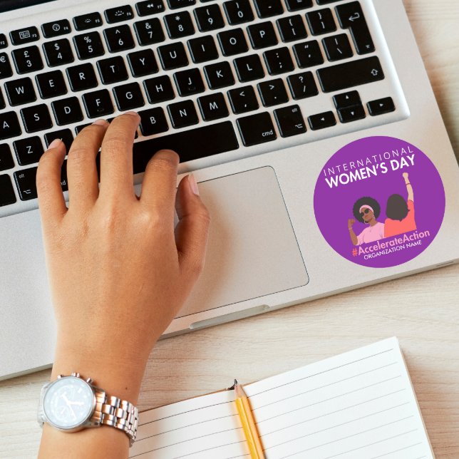 Adesivo Dia Internacional da Mulher 2025, Aceleração da Aç (Criador carregado)