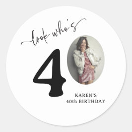 Adesivo Divertido 'Olha Quem Faz 40' Estiloso Aniversário 