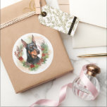 Adesivo Doberman Christmas Wreath Festivo Pup<br><div class="desc">Procurando o presente de Natal perfeito para seu amigo peludo? Nosso presente de Natal é o que você precisa! Com um tema de Natal encantador, é o presente ideal para o seu querido animal de estimação. Quer você seja uma mãe de cachorro, pai de cachorro, ou simplesmente um amante de...</div>