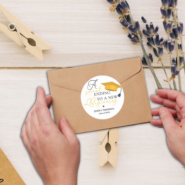 Adesivo Doce Final para um Novo Começo Formatura 2025 (Sweet Ending to New Beginning 2025 Graduation Classic Round Sticker)