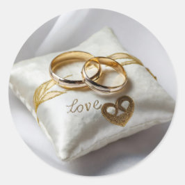 Adesivo Dois anéis de casamento num travesseiro branco