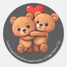 Dois desenhos animados abraçam.