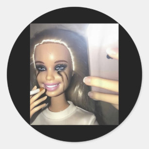 Adesivo Doll Humor Escura Fumando Selfie Parody