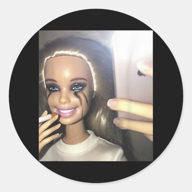 Adesivo Doll Humor Escura Fumando Selfie Parody (Frente)