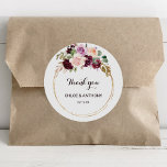 Adesivo Dourada Geométrica Burgundy Floral Obrigado<br><div class="desc">Esse obrigado floral de burgômetros de ouro que você prefere um adesivo redondo clássico é perfeito para um casamento rústico. O design apresenta buquês de flores elegantes, verdes, esbranquiçados, roxos, vermelhos e burlões desenhados à mão, adorando quadros geométricos dourados, classe inspiradora e beleza. Faça com que a etiqueta do adesivo...</div>