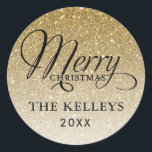Adesivo Dourada Glitter Merry Christmas Gift Tag<br><div class="desc">Esta tenda etiqueta de presente de Natal com brilho dourado apresenta brilho dourado sujo e as palavras Feliz Natal em roteiro e letra de bloco. Adicione seu texto personalizado usando o formulário modelo. Opções adicionais para texto e layout estão disponíveis se você optar por personalizar ainda mais.</div>