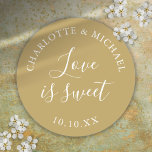 Adesivo Dourado amor é um doce favor de casamento<br><div class="desc">Dourado favor de casamento o amor é um doce adesivo redondo clássico. Projetado por Thisnotme©</div>
