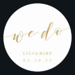 Adesivo Dourado Clássico Fazemos Favor De Casamento<br><div class="desc">Vestidos de casamento personalizados com design de caligrafia dourada moderna.</div>