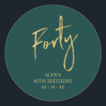 Adesivo Dourado e verde 4aniversário de 40 anos. Obrigado<br><div class="desc">Este simples obrigado personalizado que você adesivo adicionará detalhes de na moda ao seu dia especial. Este design apresenta um script dourado moderno com a letra " Quarenta" com um fundo verde. Convites de aniversário de 40 anos correspondentes e suprimentos de festa estão disponíveis no meu compro BaraBomDesign.</div>