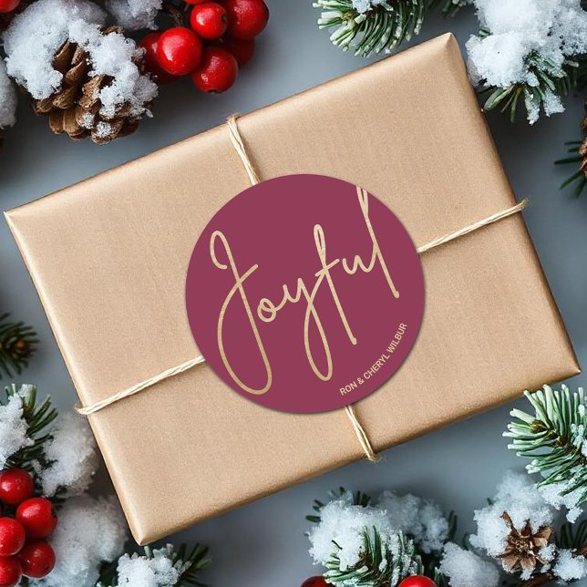 Adesivo Dourado JOYFUL no Natal (JOYFUL in gold script on cranberry Christmas 3" Round Stickers)