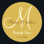 Adesivo Dourado Metálico Obrigado Monograma de Casamento<br><div class="desc">Vinhetas iniciais com noiva e nome noivo, data de casamento e obrigado mensagem para expressar sua gratidão no dia do seu casamento ou em qualquer ocasião especial. Este adesivo de casamento monograma está em fundo de cor Dourada Metálico.Mais cores estão disponíveis para sua escolha. Você também pode personalizar a cor...</div>