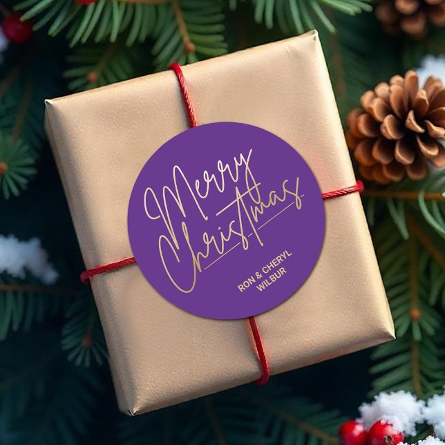 Adesivo Dourado roteiro Feliz Natal em Púrpura (Merry Christmas in gold script on purple 3" round stickers)