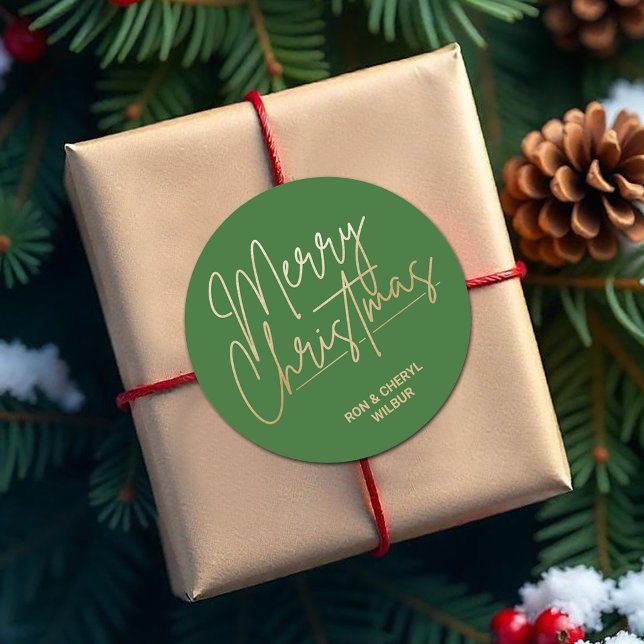 Adesivo Dourado roteiro Feliz Natal em Verde (Merry Christmas in gold script on green 3" round stickers)