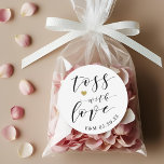 Adesivo Dourado Tosse Cardíaco com Favor Confetti de Casam<br><div class="desc">Etiquetas/rótulos personalizados de "toss with love" para bolsas de confete de casamento. Personalize com as iniciais do casal/noiva e noiva e a data do casamento.</div>