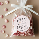 Adesivo Dourado Tosse Cardíaco com Favor Confetti de Casam<br><div class="desc">Etiquetas/rótulos personalizados de "toss with love" para bolsas de confete de casamento. Personalize com as iniciais do casal/noiva e noiva e a data do casamento.</div>