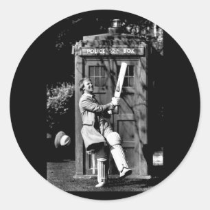 Adesivo Doutor Quem Peter Davison Críquete Tardis 1981 Tan