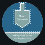 Adesivo Dreidel Hanukkah - Mensagem de Presente<br><div class="desc">Uma Estrela de David esboçada por pontos brancos serve como quadro para sua mensagem pessoal de feriado. Que adesivo de Chanucá excelente para colocar presentes para o professor do seu filho,  o carteiro,  o porteiro ou o entregador. Disponível em cores alternativas com produtos correspondentes. com</div>