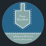Adesivo Dreidel Hanukkah - Mensagem de Presente<br><div class="desc">Uma Estrela de David esboçada por pontos brancos serve como quadro para sua mensagem pessoal de feriado. Que adesivo de Chanucá excelente para colocar presentes para o professor do seu filho,  o carteiro,  o porteiro ou o entregador. Disponível em cores alternativas com produtos correspondentes. com</div>