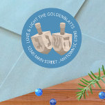 Adesivo Dreidel Rustic Oak Blue Qualquer Texto Hanukkah<br><div class="desc">Adicione seu próprio texto a esses adesivos de sonhos azuis e rústicos com um tema divertido de Chanucá. De selos de envelopes que dobram como etiquetas de endereço de retorno para decorações de pacotes e bolsas, esses adesivos personalizados do Chanucá adicionarão um toque personalizado às celebrações do Festival de Luzes....</div>