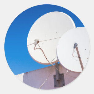 Adesivo Duas antenas parabólicas brancas na parede da cas