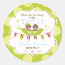 Duas ervilhas em uma garota gêmea africana do Pod