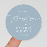 Adesivo Dusty Blue A Sweet Obrigado Favor De Casamento<br><div class="desc">Dusty Blue A Sweet Obrigado A Favor De Casamento Stickers</div>