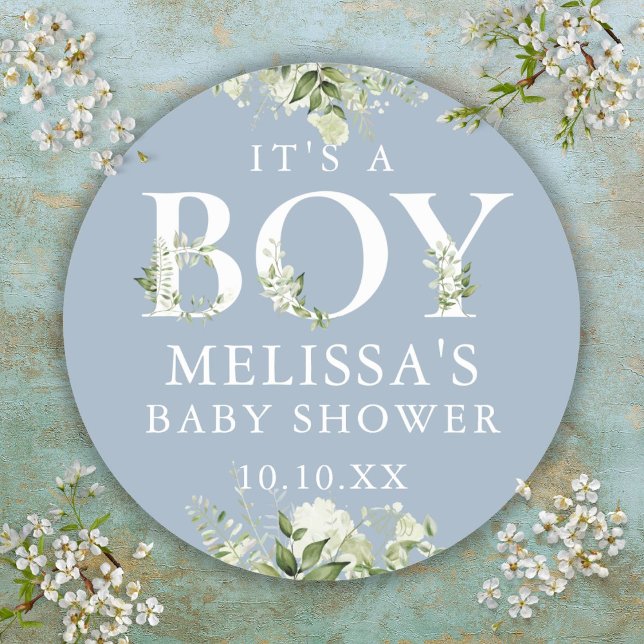Adesivo Dusty Blue Greenery Floral É Um Chá de fraldas De  (Dusty Blue Greenery Floral Its A Boy Baby Shower Classic Round Sticker)