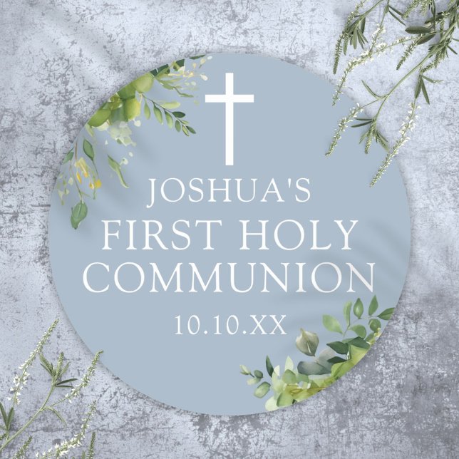 Adesivo Dusty Blue Greenery Primeiro Sagrado Favor da Comu (Dusty Blue Greenery First Holy Communion Favor Classic Round Sticker)