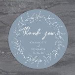 Adesivo Dusty Blue Minimal Casamento de Folha Obrigado<br><div class="desc">Este obrigado de casamento de folhas mínimas, azul empoeirado, seu design clássico, redondo, encarna perfeitamente uma estética romântica moderna. Apresentando uma mistura clássica de fundo azul empoeirado com padrões mínimos de folhas brancas graciosamente complementados por um simples roteiro de caligrafia emparelhado com uma fonte serif subestimada. O resultado é uma...</div>