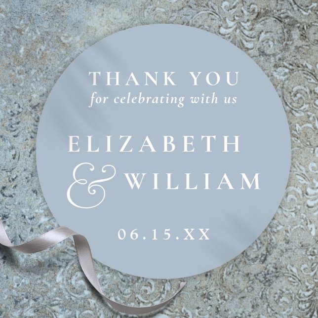 Adesivo Dusty Blue Minimalist Casamento do Monograma Obrig (Dusty Blue Minimalist Monogram Wedding Thank You Classic Round Sticker)