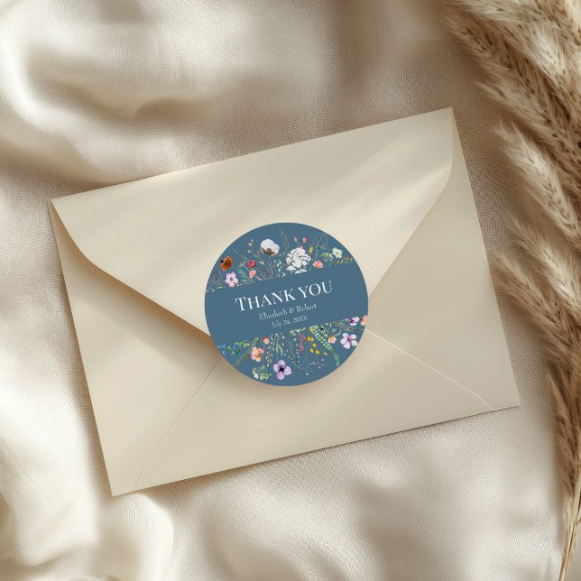 Adesivo Dusty Blue Wildflower Casamento de Prados Obrigado (Dusty Blue Wildflower Meadow Wedding Thank You Classic Round Sticker on a small envelope.)