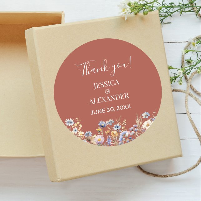 Adesivo Dusty Blue Wildflower Terracotta Casamento Obrigad (Terracotta Wildflowers Elegant Thank You Sticker with Couple Names, Date, Dusty Blue Wildflowers.)