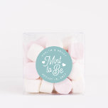 Adesivo Dusty Teal | Favor personalizado de casamento<br><div class="desc">Os viciados em casamento novos apresentam "mint to be" em letras brancas,  destacadas com corações,  em um fundo aqua empoeirado. Personalize com seus nomes e data de casamento.</div>