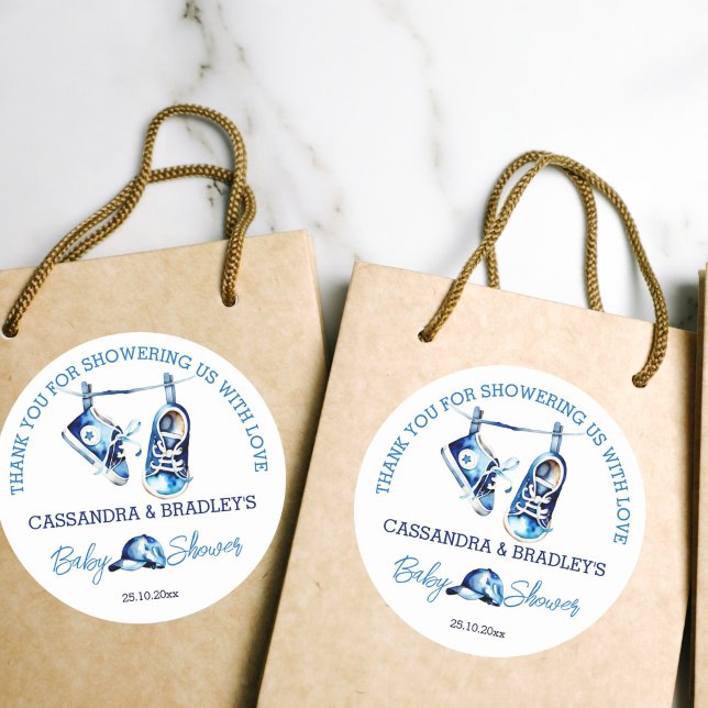 Adesivo É um garoto calçado azul de bebê obrigado você fav (It's a boy baby shower thank you favor gift stickers blue baby shoes sneakers on a line sports cap)
