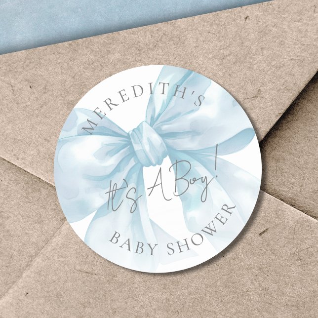 Adesivo É um menino Chá de Bebê com Laço Azul (It's A Boy Blue Bow Baby Shower Classic Round Sticker)