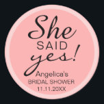 Adesivo 'ELA DISSE SIM' Chá de panela Pink Envelope favor<br><div class="desc">Etiquetas/rótulos personalizados e adoráveis para os favores de presentes de chá de panela ou selos de envelopes. "Ela disse sim!" com um padrão de fundo rosa. Modelos editáveis - adicione seu texto.</div>